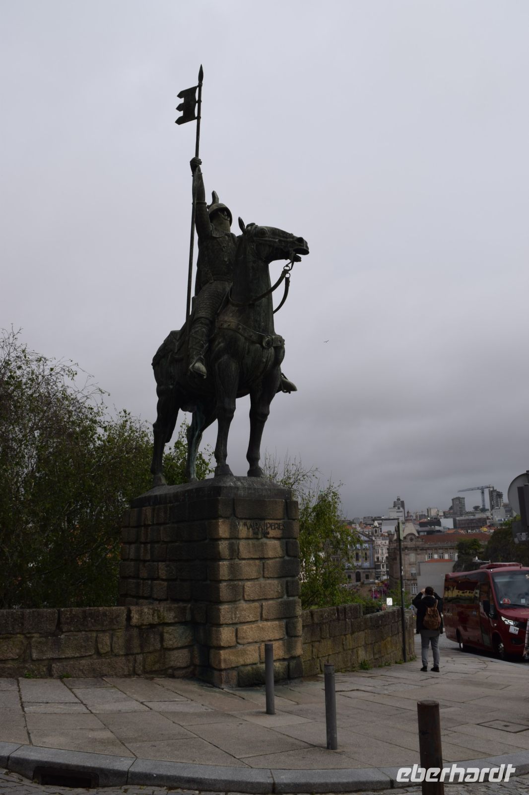 Reiterstatue von Vimara Peres vor der Kathedrale in Porto