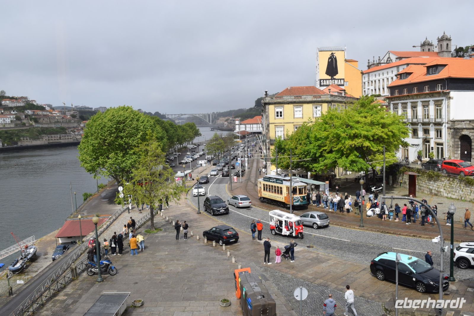 Blick auf das quirlige Hafenviertel Portos