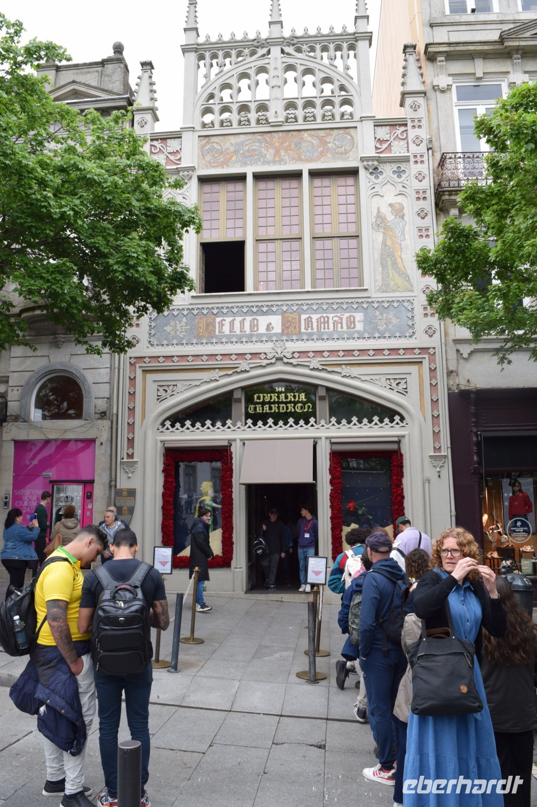 Wartende Menschen vor dem spektakulären Lello-Buchladen in Porto