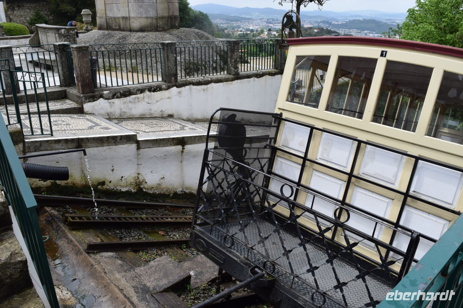 Die Zahnradbahn mit Wassertank, der auf der Bergstation befüllt wird