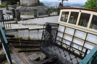 Die Zahnradbahn mit Wassertank, der auf der Bergstation befüllt wird