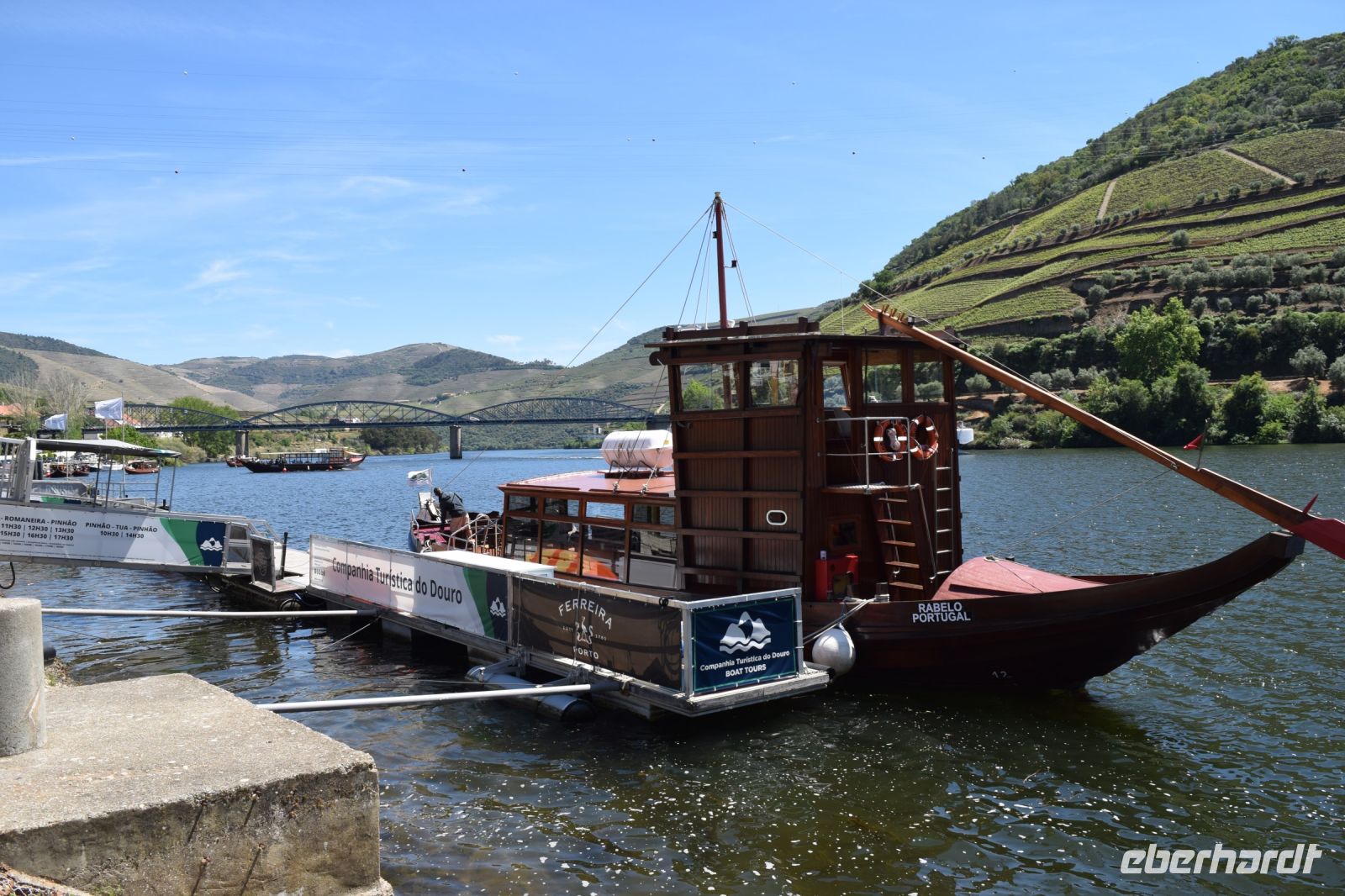 typisches Schiff zum früheren Transport des Portweines auf dem Douro nach Porto