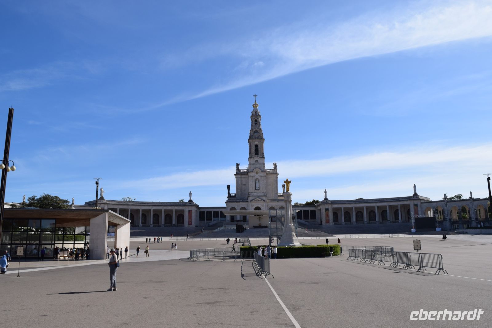 Blick über den riesigen Platz zur Wallfahrtskirche Fatima