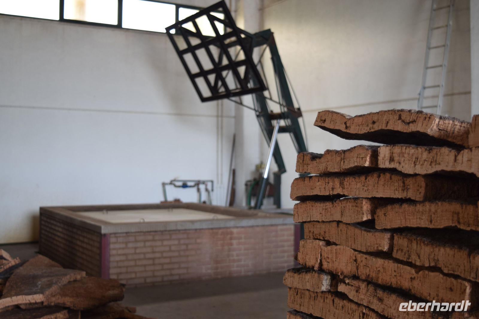 Tauchbecken zum Auskochen der Borke der Korkeichen
