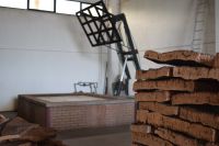 Tauchbecken zum Auskochen der Borke der Korkeichen