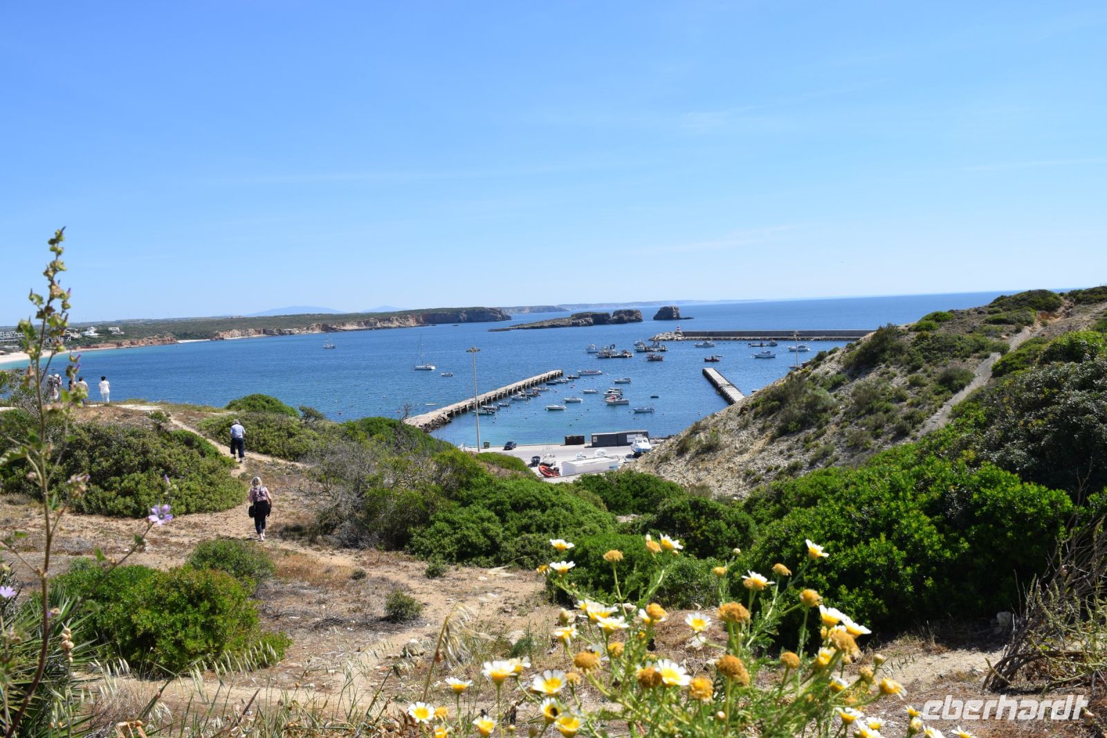 Bus Stopp an einem kleinen Fischerhafen