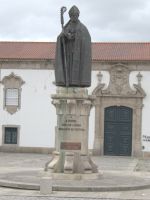 Statue Bischof vor städt. Museum