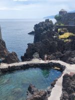 Porto Moniz - Naturbad von nahem mit alter Festung im Hintergrund