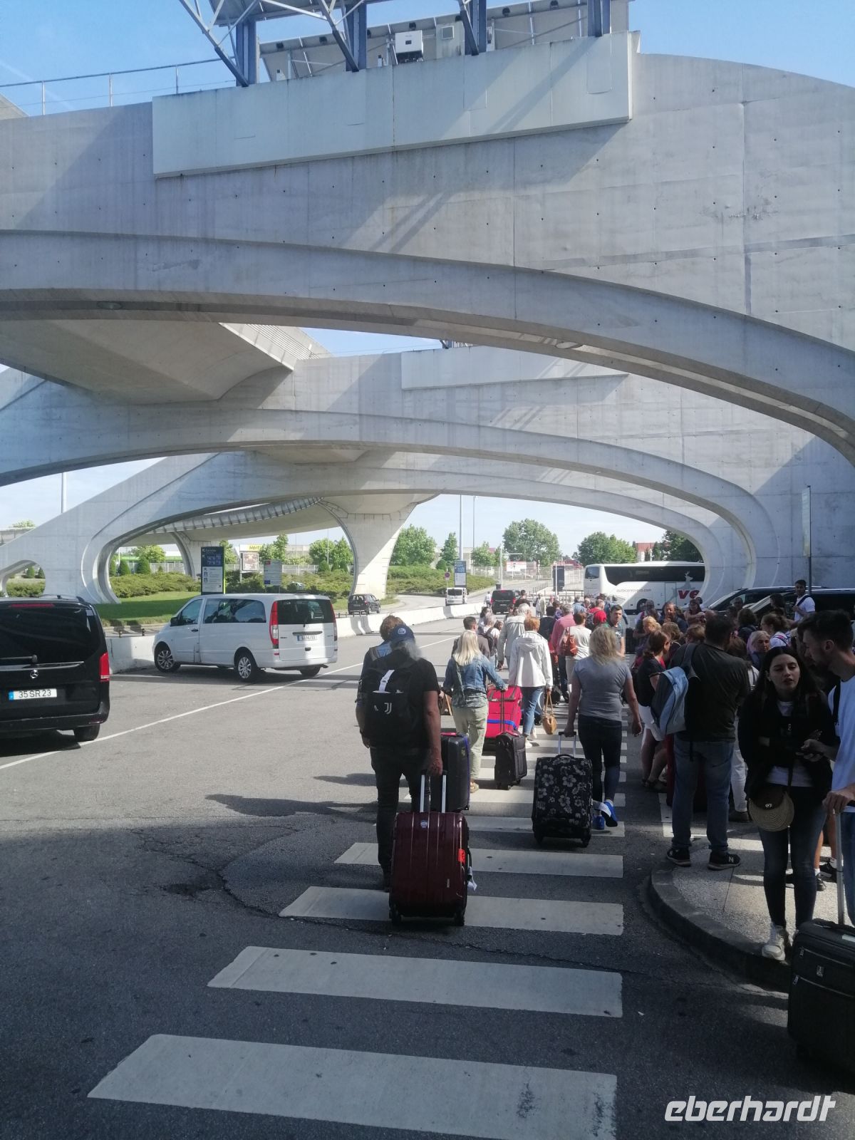 die Reisegruppe auf dem Weg zum Bus, Flughafen Porto