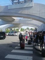 die Reisegruppe auf dem Weg zum Bus, Flughafen Porto