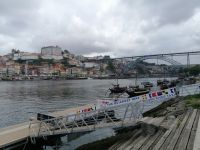 Bootsfahrt auf dem Douro, traditionelle Weinfaßboote (rechts im Bild)
