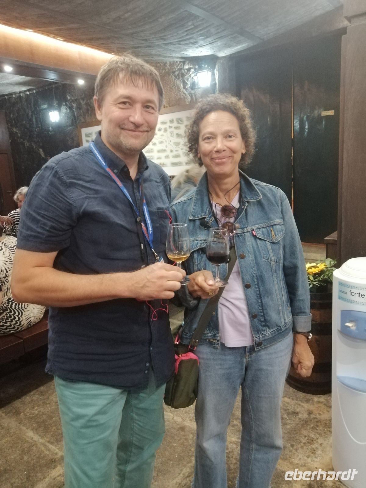 zwei Kollegen bei Portweinprobe