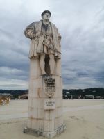 Statue vom König Joao III auf dem Universitätsplatz in Coimbra