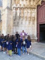 Unterricht einer Schulklasse, Kloster Bathala