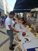 Stadtrundgang durch Lissabon: Kellner bei der Arbeit