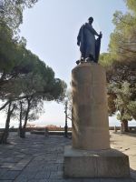 Stadtrundgang durch Lissabon: Die Statue von König Alfonso Henriques im Innenhof der Burg São Jorge