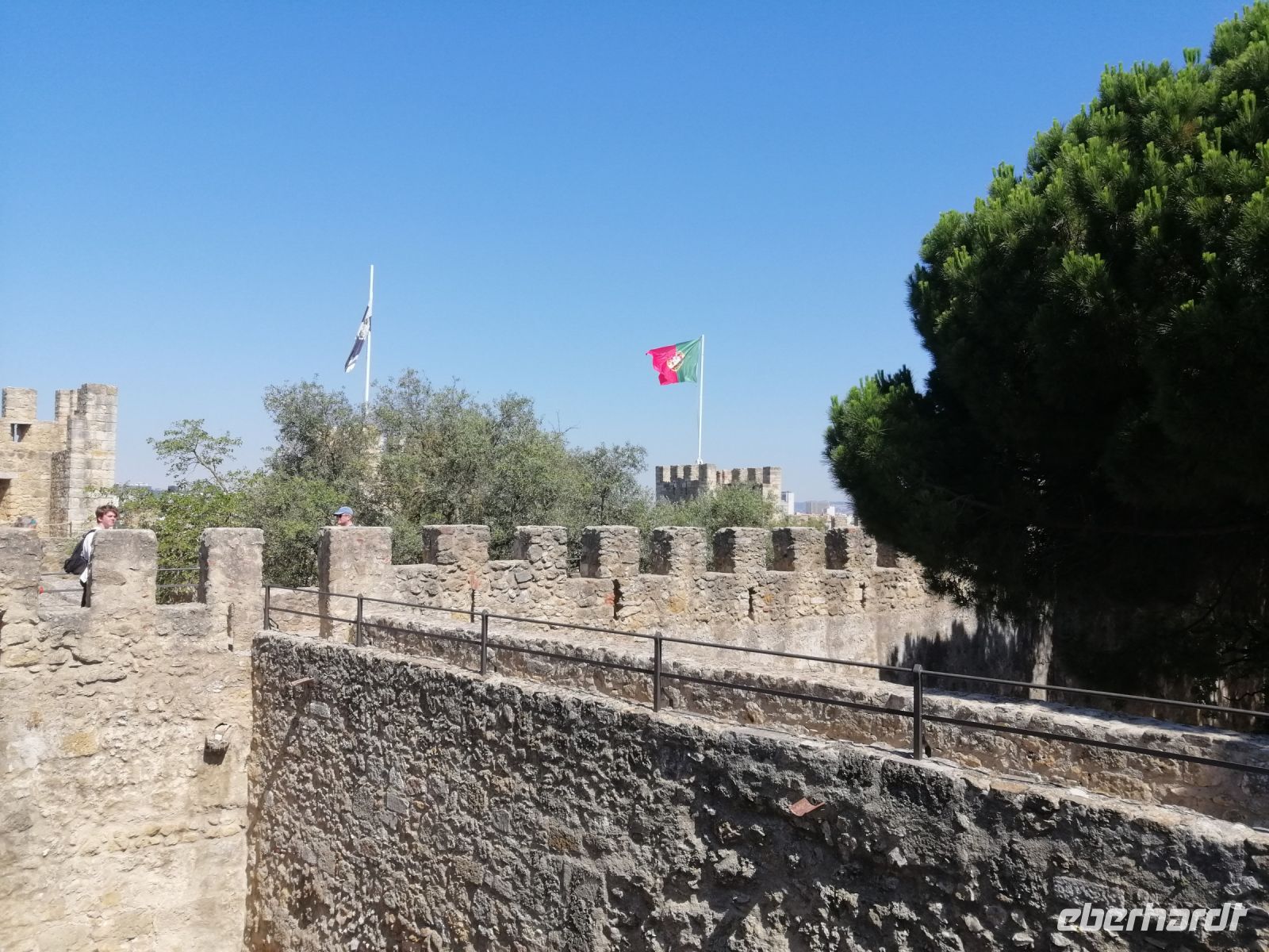 Freizeit im Innenhof der Burg São Jorge, Lissabon