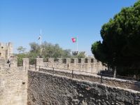 Freizeit im Innenhof der Burg São Jorge, Lissabon