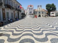 Freizeit in Cascais: optische Täuschung auf dem Platz Praca 5 de Outubro