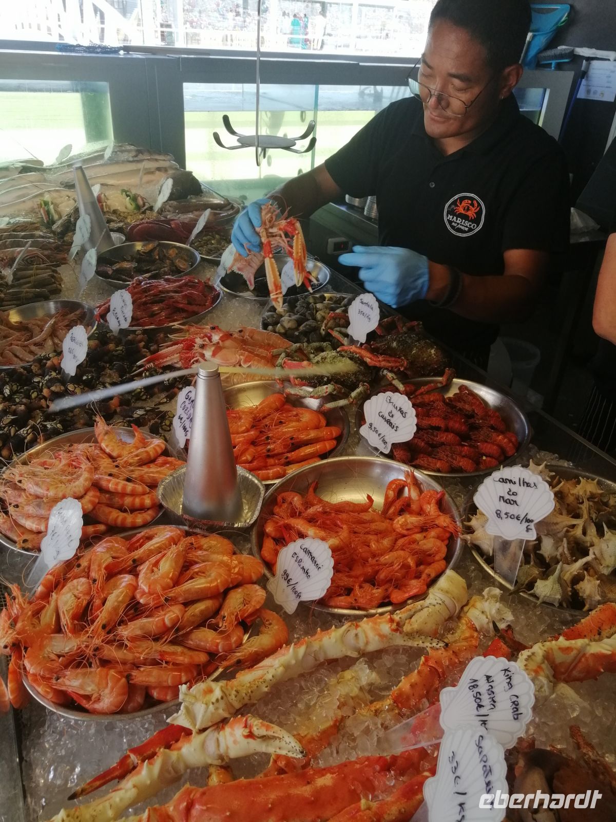 in einem Fischrestaurant in Cascais: die Gerichte werden frisch zubereitet