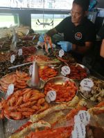 in einem Fischrestaurant in Cascais: die Gerichte werden frisch zubereitet