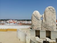 Eine moderne Street-Art-Marmorskulptur eines Paares, Évora