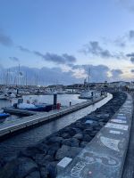 Abendlicher Spaziergang am Hafen in Ponta Delgada
