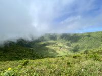 Wolken ziehen langsam Richtung Krater ...