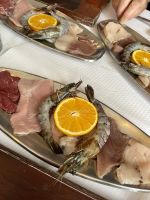 Ganz frisch kommen Fisch und Fleisch auf den heißen Stein