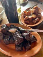 Regionale, frische Köstlichkeiten erwarten uns nebst Wein