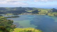 Blick zum Blauen und Grünen See im Krater Sete Cidades