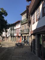 Guimaraes Häuser am Platz Sao Tiago