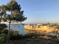 Porches Blick von der Hotelterrasse am Morgen