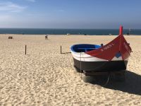 Nazare Boot am weiten Strand