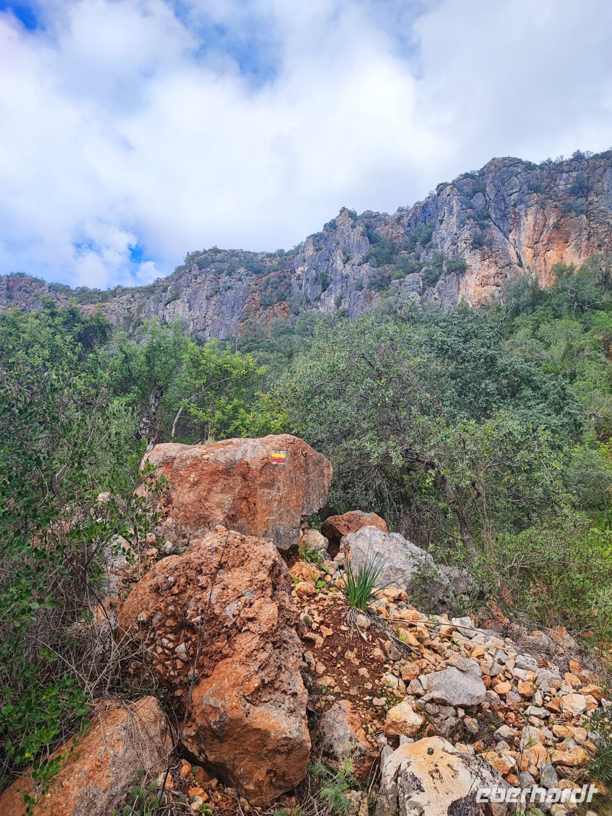 Blick entlang der Felsformationen
