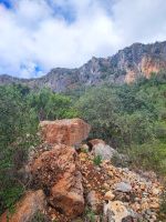 Blick entlang der Felsformationen