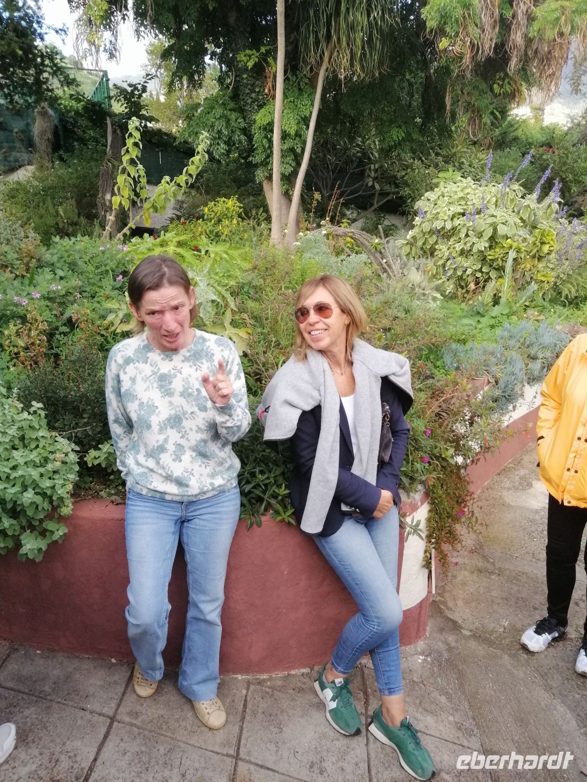 Esmeralda erklärt uns die Wirkung der Kräuter. Auch die Paula ist sehr neugierig!