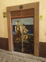 Nachtmarkt Noita do Mercado in Funchal: bemalte Türen in den Gassen von der Altstadt