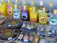 Angebot eines Straßenhändlers: Poncha, Rum und Bolo de Mel da Madeira (Honigkuchen) 