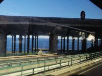 Säulen der Landebahn des Flughafens