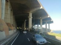 Säulen der Landebahn des Flughafens