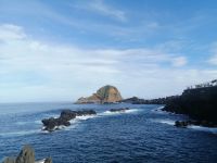 Lavafelsen an der Strandpromenade in Porto Moniz