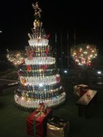ein kreativer Weihnachtsbaum aus Weinflaschen - Restaurant Quinta Estacao in Funchal