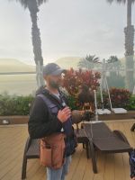 im Gespräch mit Falkner auf dem Hotelgelände