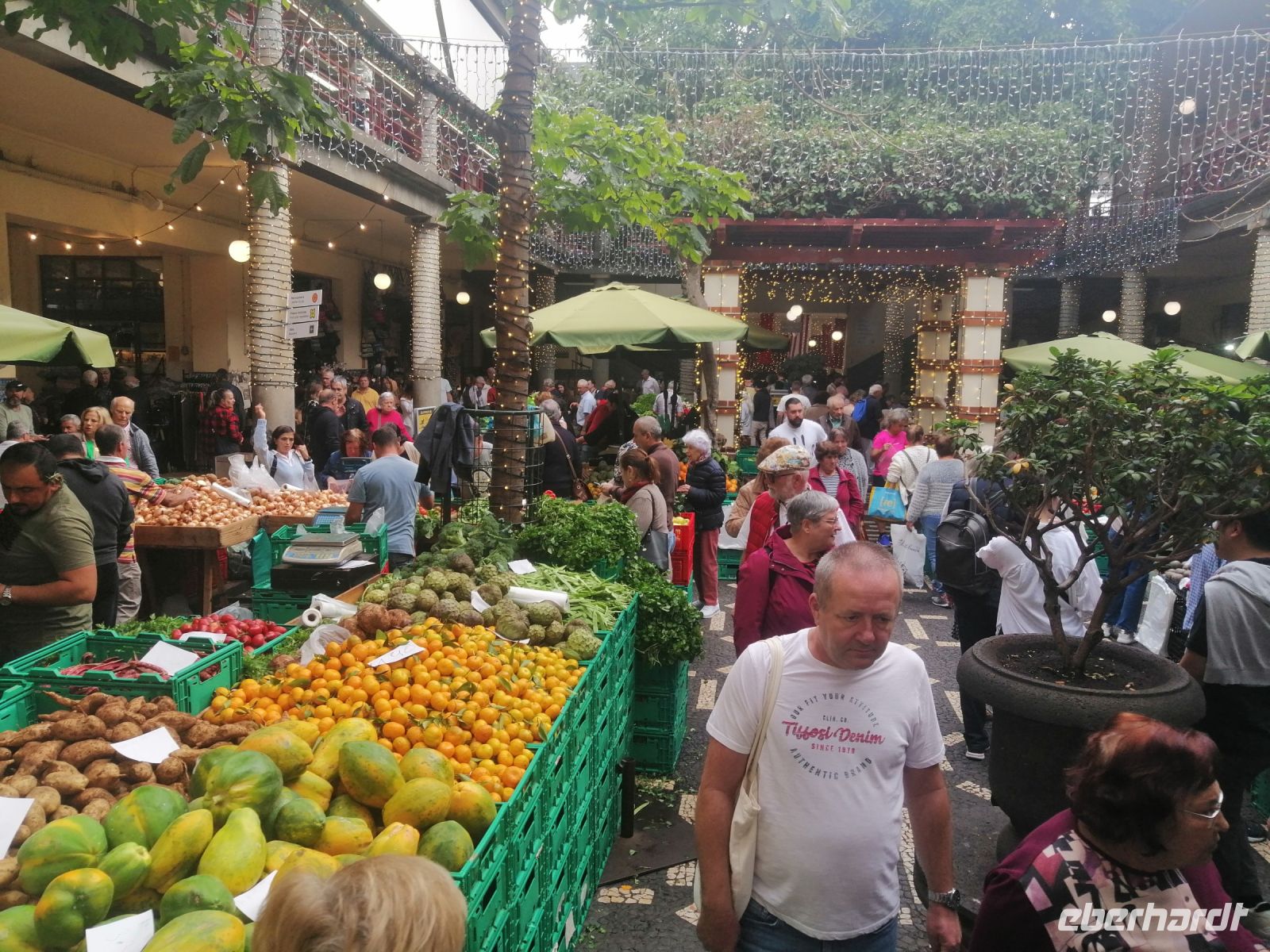 Treiben in der Markthalle von Funchal