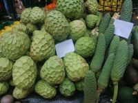 Auf der Markthalle in Funchal werden typische Produkte der Region feilgeboten