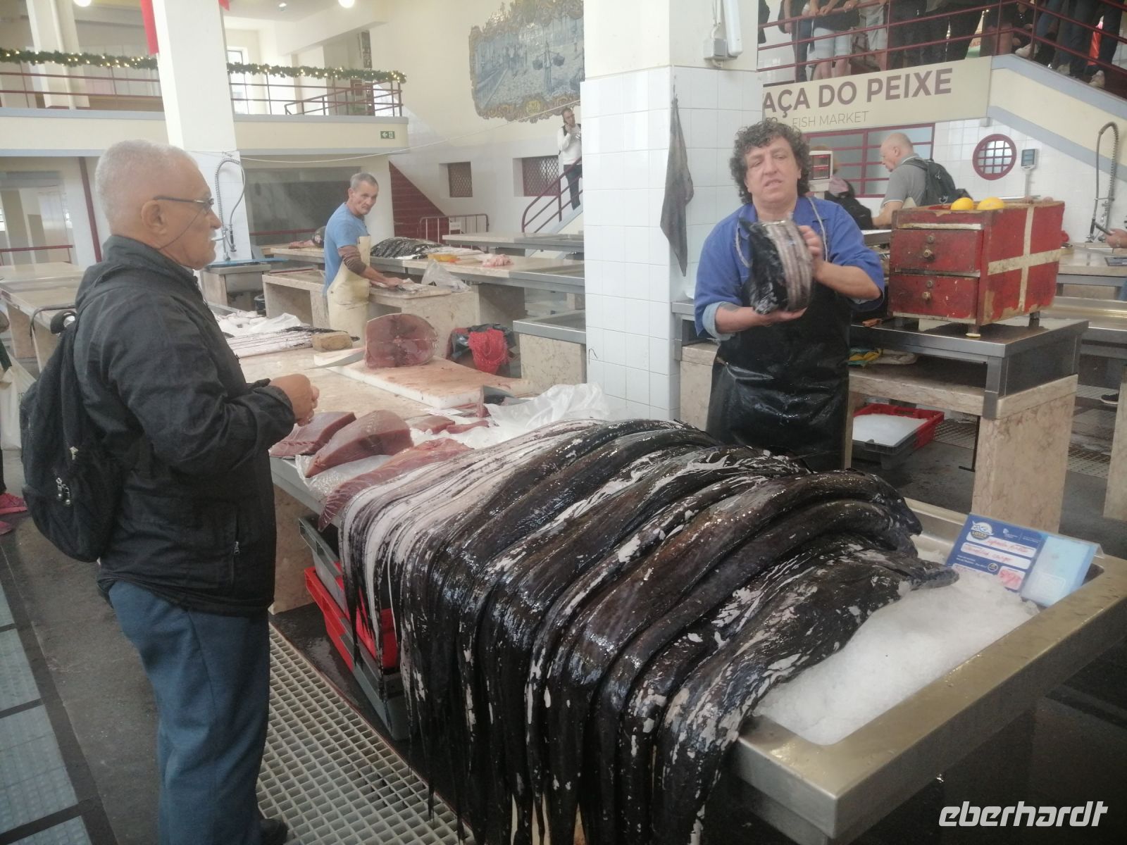 Fischhändler verkauft den schwarzen Degenfisch, Markthalle von Funchal