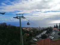 Blick auf die Stadt Funchal während der Fahrt mit der Seilbahn