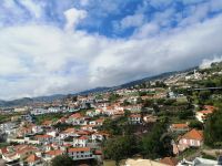 Blick auf die Stadt Funchal während der Fahrt mit der Seilbahn