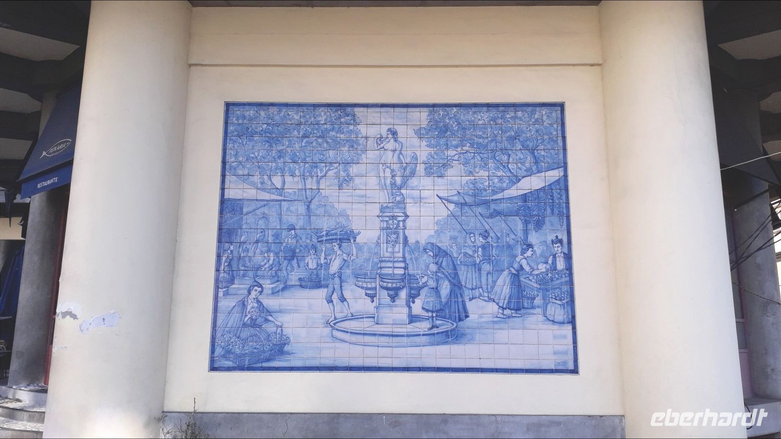 Schönes Azulejos-Bild vor dem Eingang in die Markthalle